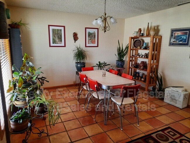 Foto del edificio - 324 W Navajo Rd