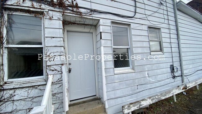 Foto del edificio - 148 Barney St. Apt 1-C