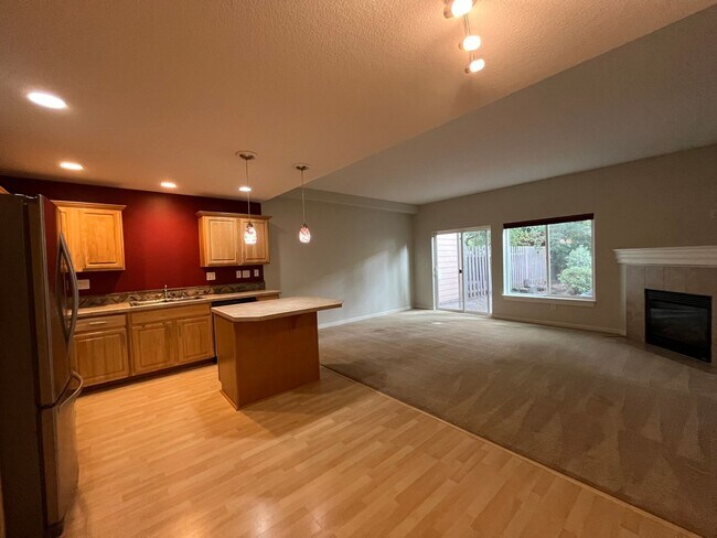 Building Photo - 3Bd/2.5Ba Milwaukie Home with Attached Gar...
