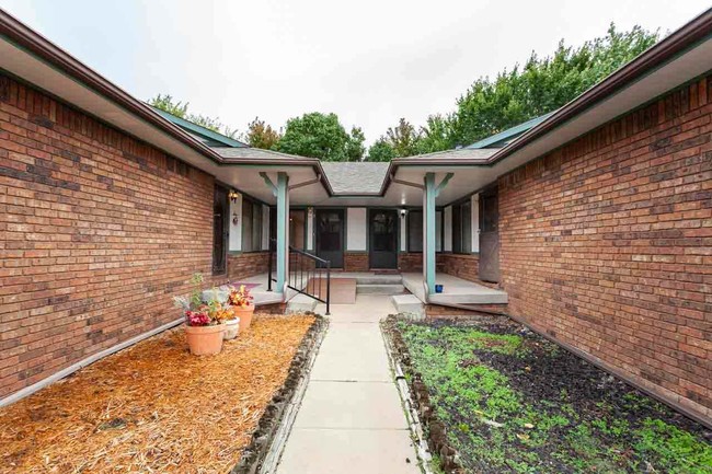 Building Photo - 1538 N Evergreen Ln