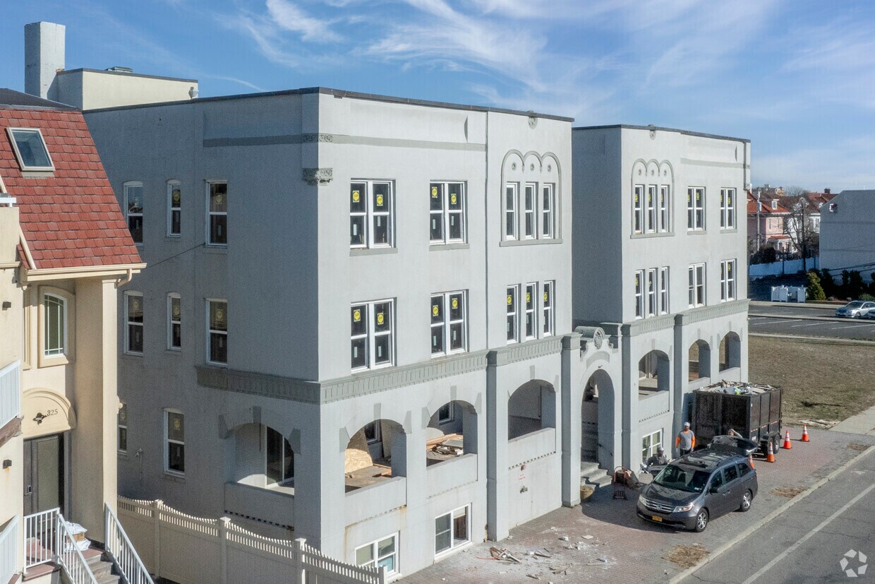 Building Photo - 315 W Broadway
