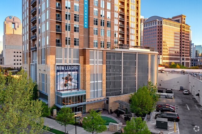 Entrada - Uptown by Onni