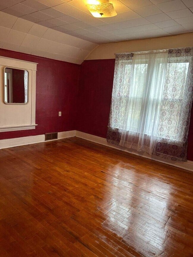 Building Photo - 5 Bedroom House plus garage for rent in Mo...