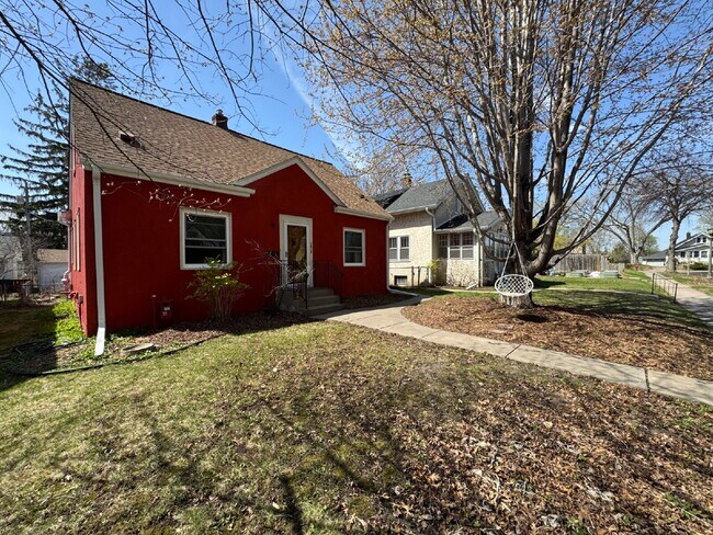 Foto del edificio - "Charming 4-Bed Sanctuary with Spacious Living in Saint Paul - Como Neighborhood"
