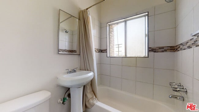 Building Photo - 738 S New Hampshire Ave