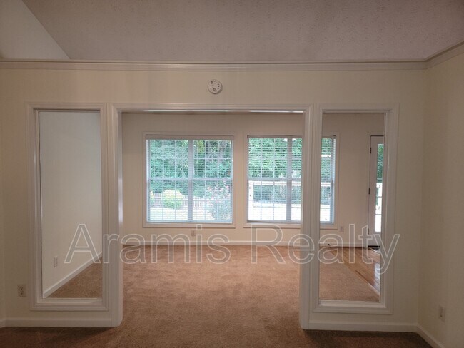 Foto del edificio - 3241 Cranberry Ln NE
