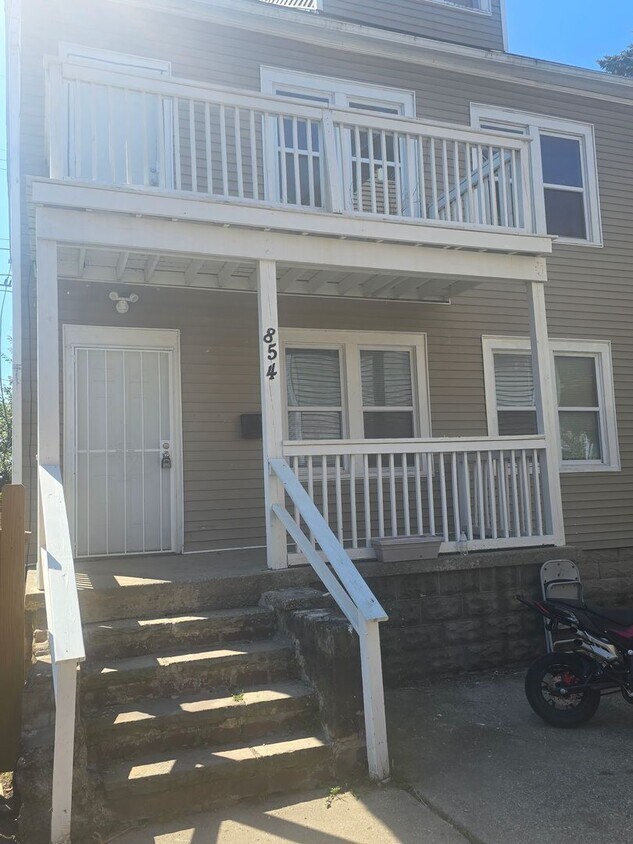 Foto principal - Three Bed 1 Bath Apartment for Rent!