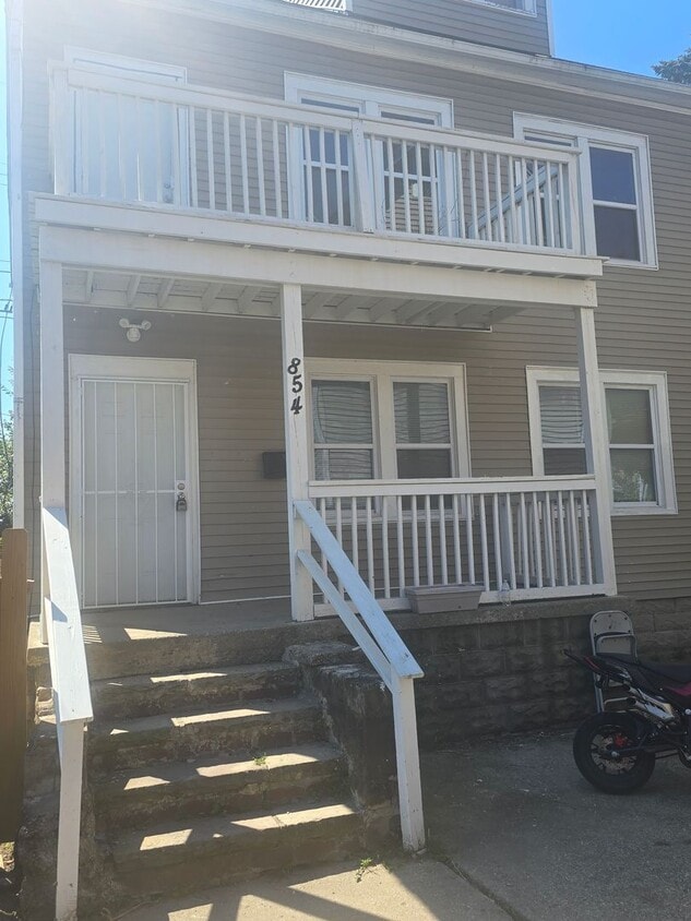 Primary Photo - Three Bed 1 Bath Apartment for Rent!