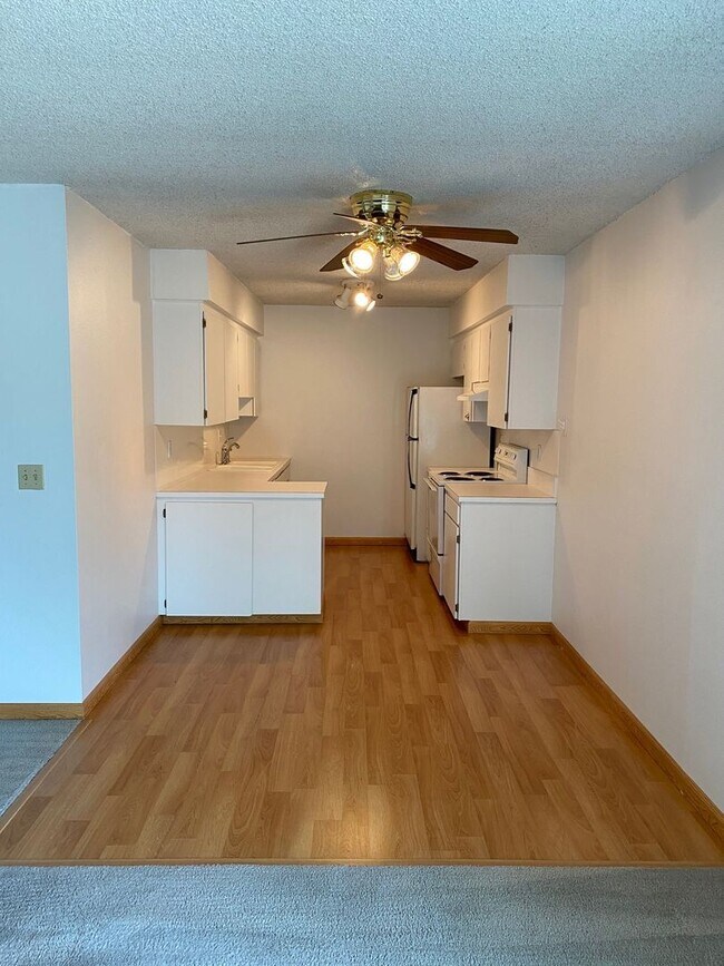 Foto del edificio - Beautiful Two BR Condo Across From Gateway...