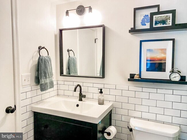 Building Photo - 2431 S Walter Reed Dr