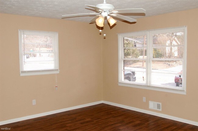 Building Photo - 3 br, 1 bath House - 3402 Eisenhower Circle
