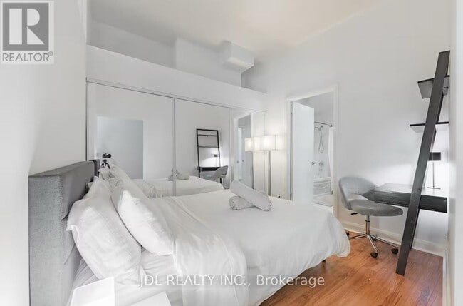 Photo du bâtiment - 700 King St W