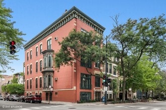 Building Photo - 1400 N La Salle Dr