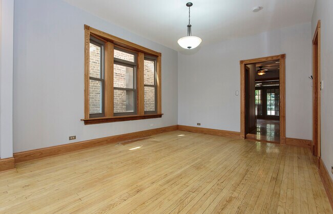 Building Photo - 2526 N California Ave