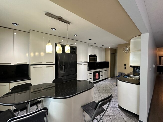 Building Photo - 363 Vita Dr