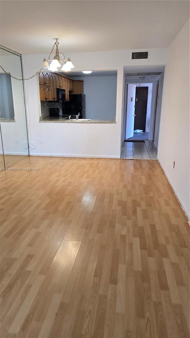 Foto del edificio - 871 NE 207th Ln