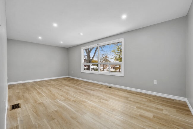 Building Photo - 176 Sydenham St
