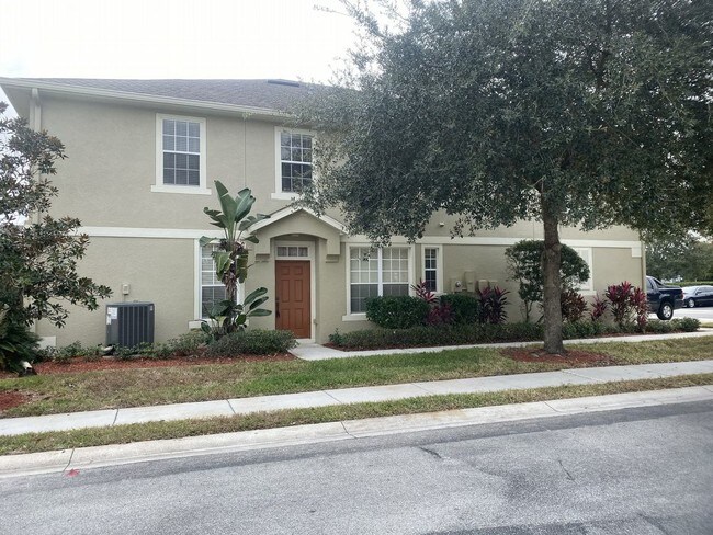 Building Photo - Townhome with 2 car garage and 3 bedrooms
