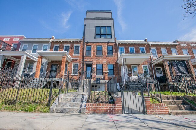 Foto del edificio - Stunning 2 BR & a Den/2 BA  Condo in H Str...