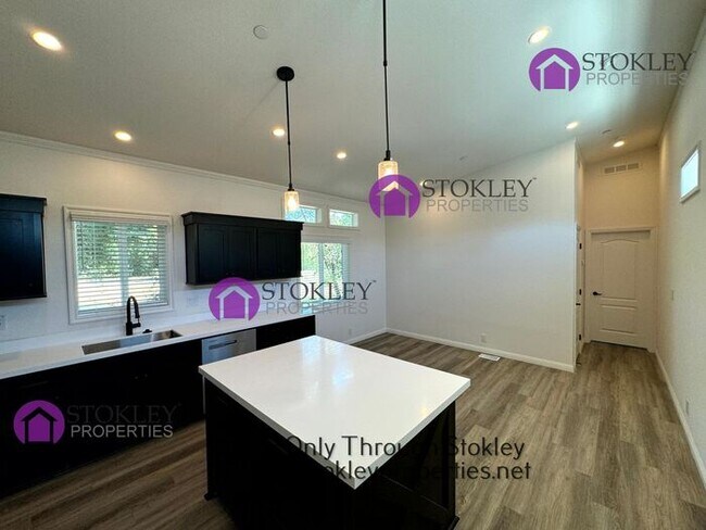 Building Photo - Stokley Properties Presents 1692A Oak Park...
