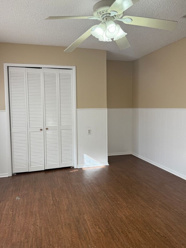 Building Photo - Spacious 5 BEDROOM - Fresh Paint - Country Living & Great for Commuters