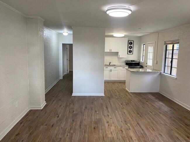 1/1 (open floor plan) - 602 Florida St