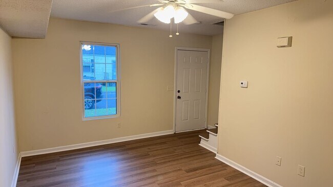 Foto del edificio - Ideal Home Located in the City Limits - Ap...