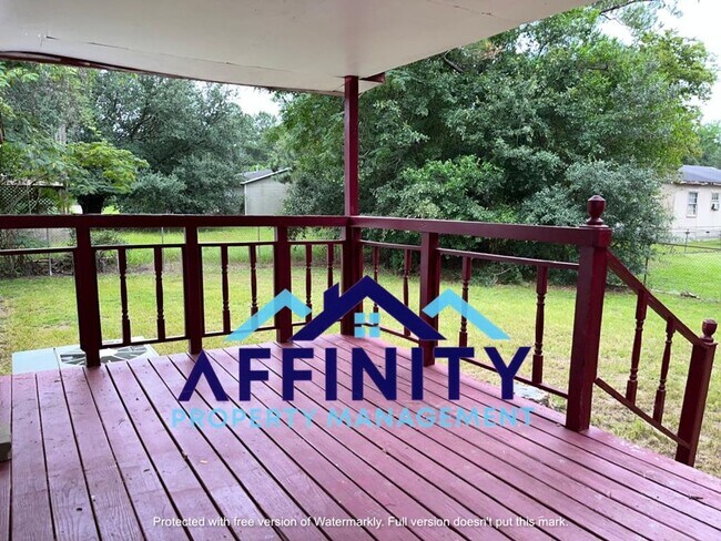 Building Photo - 4 Bedroom/ 1.5 Bath Ranch Home