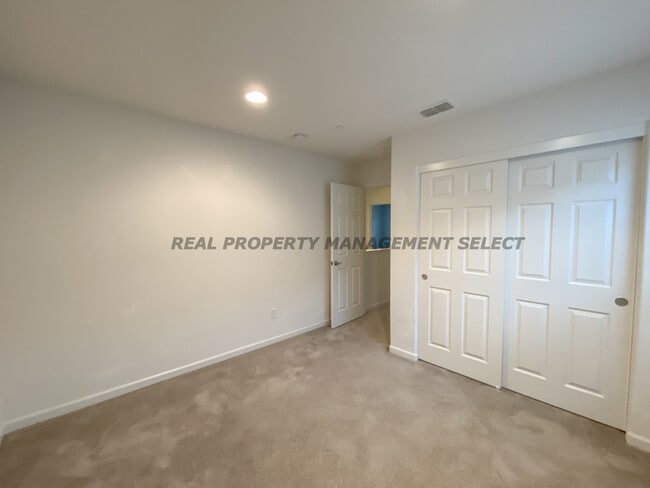 Building Photo - 4 Bed / 2.5 Bath Near Elk Grove!