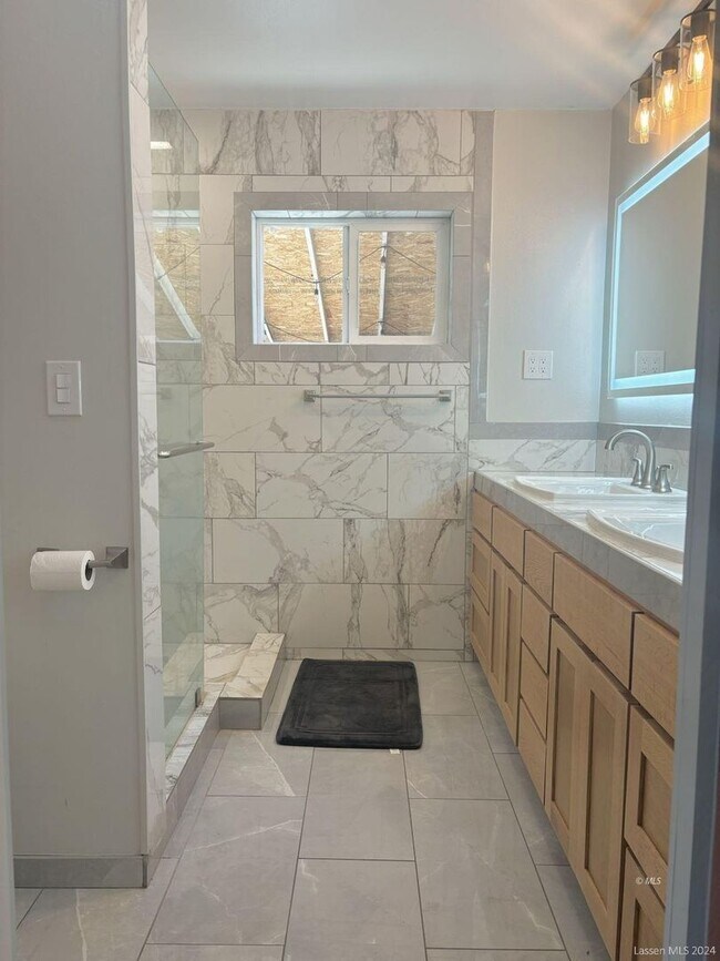 Foto del edificio - Large 4-bedroom, 3-bathroom home
