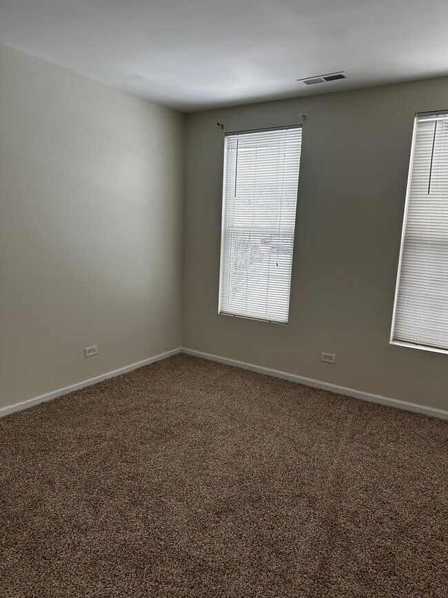 Building Photo - 1121 Symphony Dr