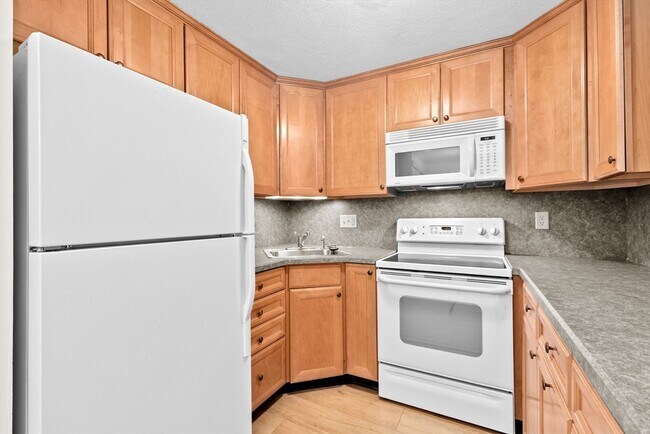 Building Photo - 79 Fountain Ln