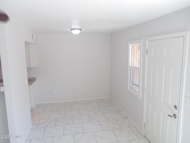 Foto del edificio - 4712 E Broadway Rd
