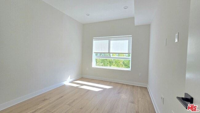 Building Photo - 1530 S Hayworth Ave