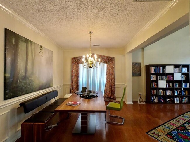 Building Photo - 223 Cove Dr