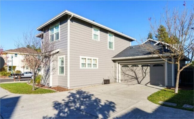 Foto del edificio - Lovely 3 Bedroom Home in NW Santa Rosa