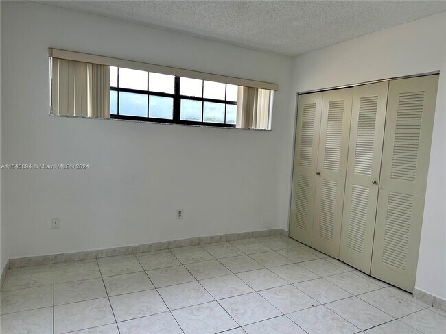 Building Photo - 2582 W 56th St
