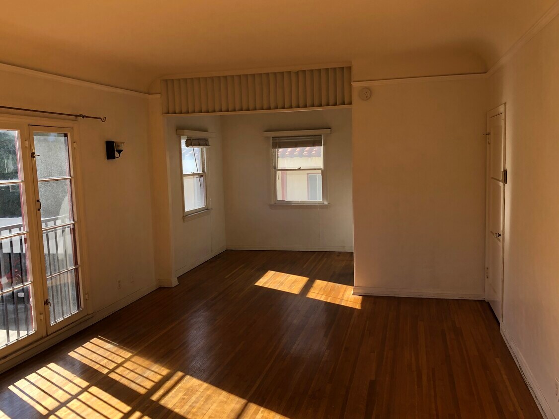 VERY BRIGHT - 1859 Kelton Ave