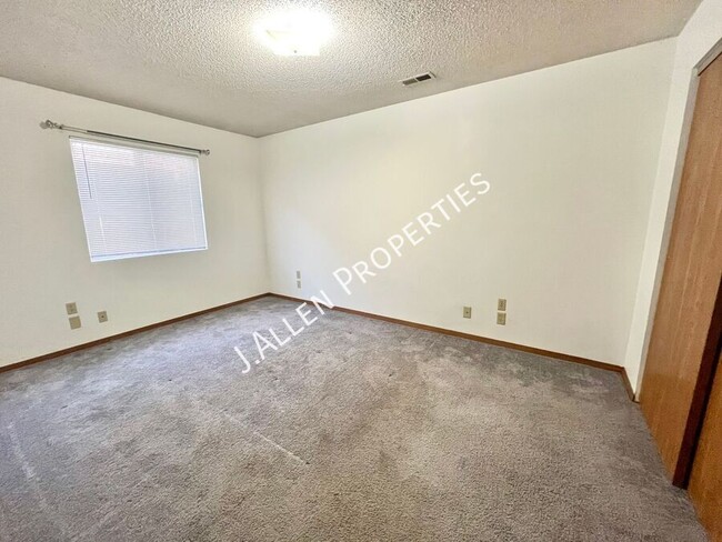 Building Photo - Large, Comfortable, Affordable 2 bed