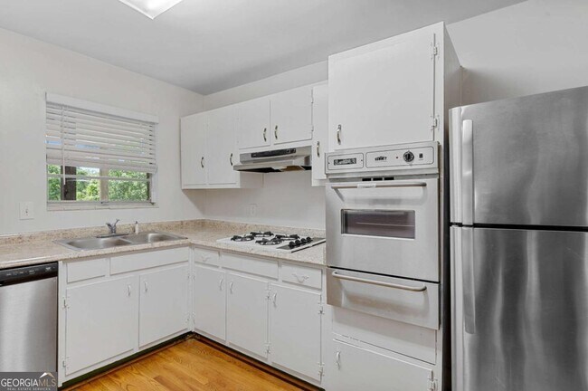 Foto del edificio - 11 Peachtree Hills Ave NE