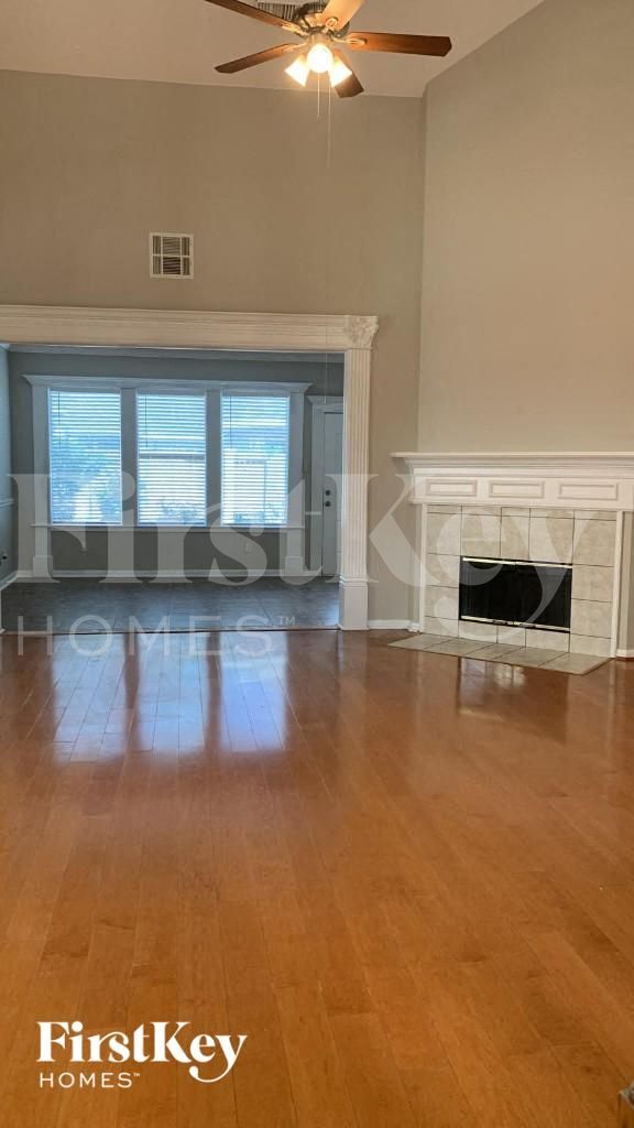 Foto del edificio - 902 Rock Springs Dr