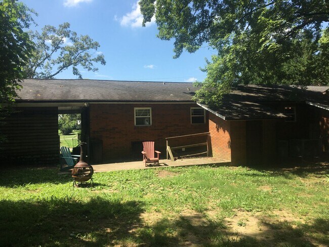 Building Photo - West Knoxville 37909 - 2 bedroom Duplex(half) in desirable West Knoxville - Inquire by Text or em...
