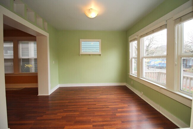 Foto del edificio - Unique 2-story Layout 1Bd + BONUS w/ 2 Bath House in Walkable Mississippi Neighborhood