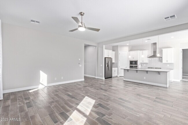 Building Photo - 18335 W Summer Haven Dr