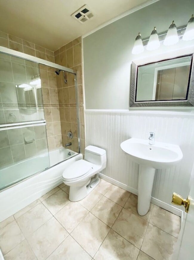 Building Photo - 3 Bed 2 Bath in Gated Beach Community-A must see Home