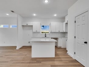 Building Photo - 8102 Crestview Dr