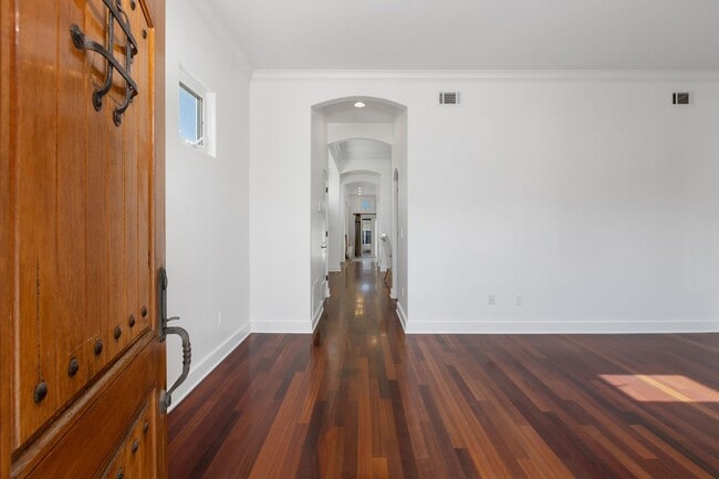 Building Photo - 3-bedroom 3.5 Coronado Village home near schools