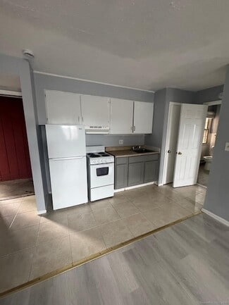 Building Photo - 240 Oak St