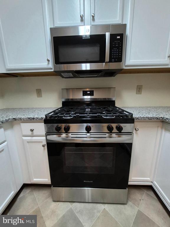 Building Photo - 904 Sweetwater Dr