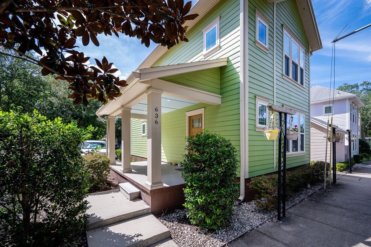 Primary Photo - 3 Bed, 3 Bath, No Hassle — Just Steps from UF